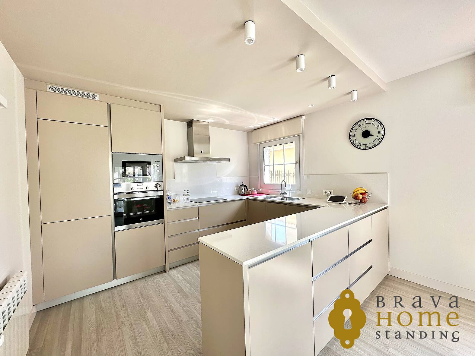 Villa with mooring and independent apartment for sale in Empuriabrava