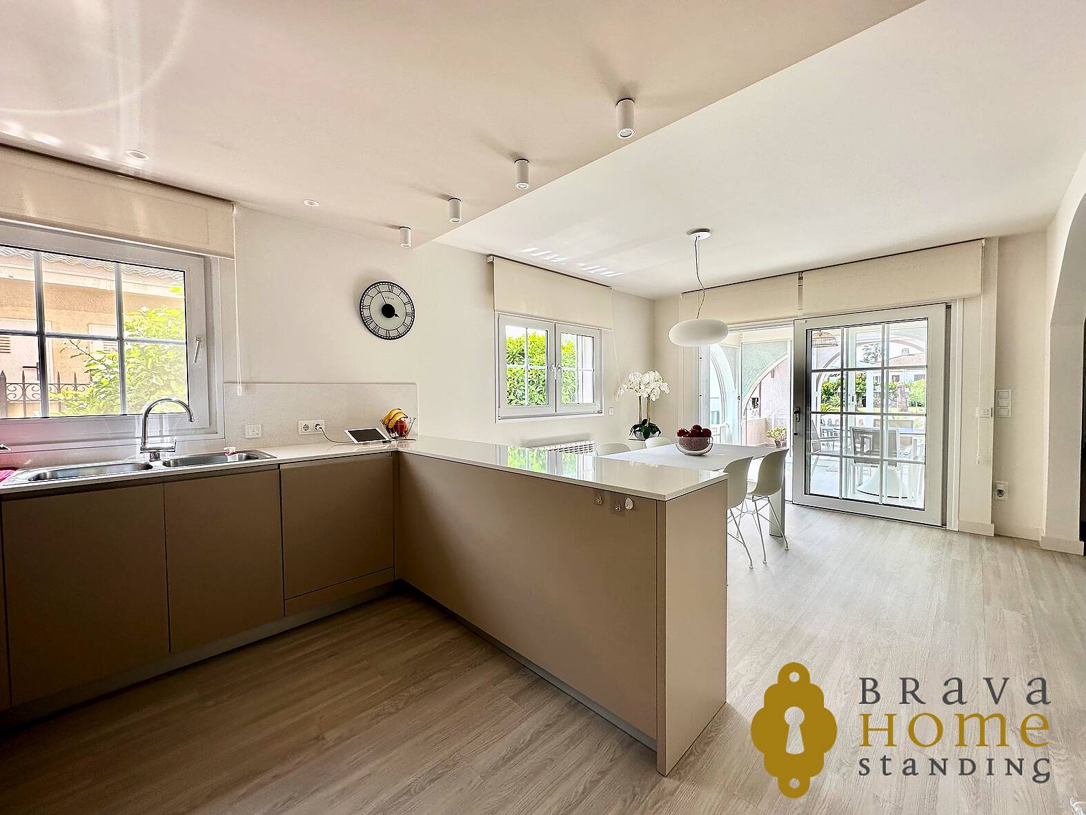 Villa with mooring and independent apartment for sale in Empuriabrava