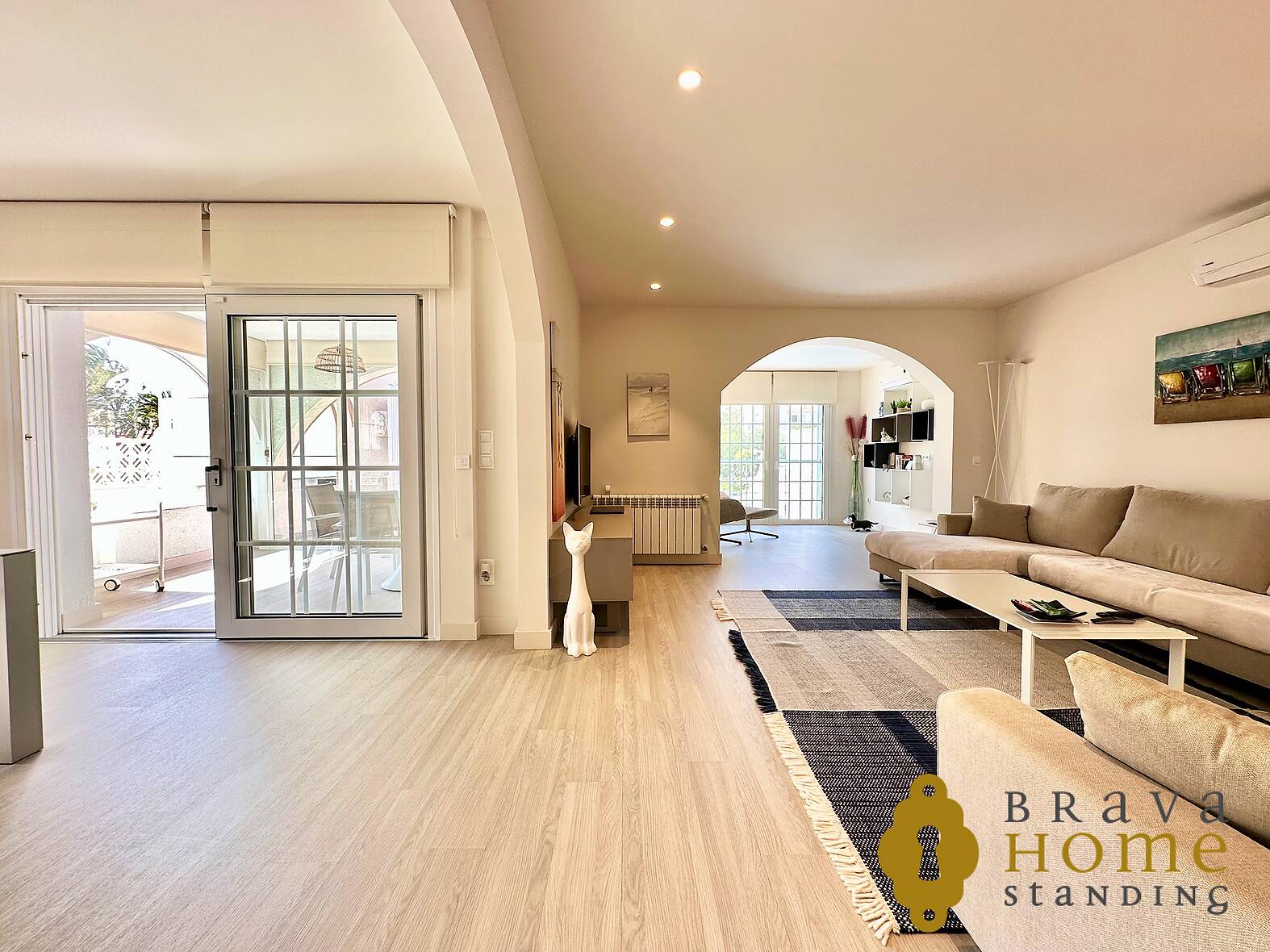 Villa with mooring and independent apartment for sale in Empuriabrava
