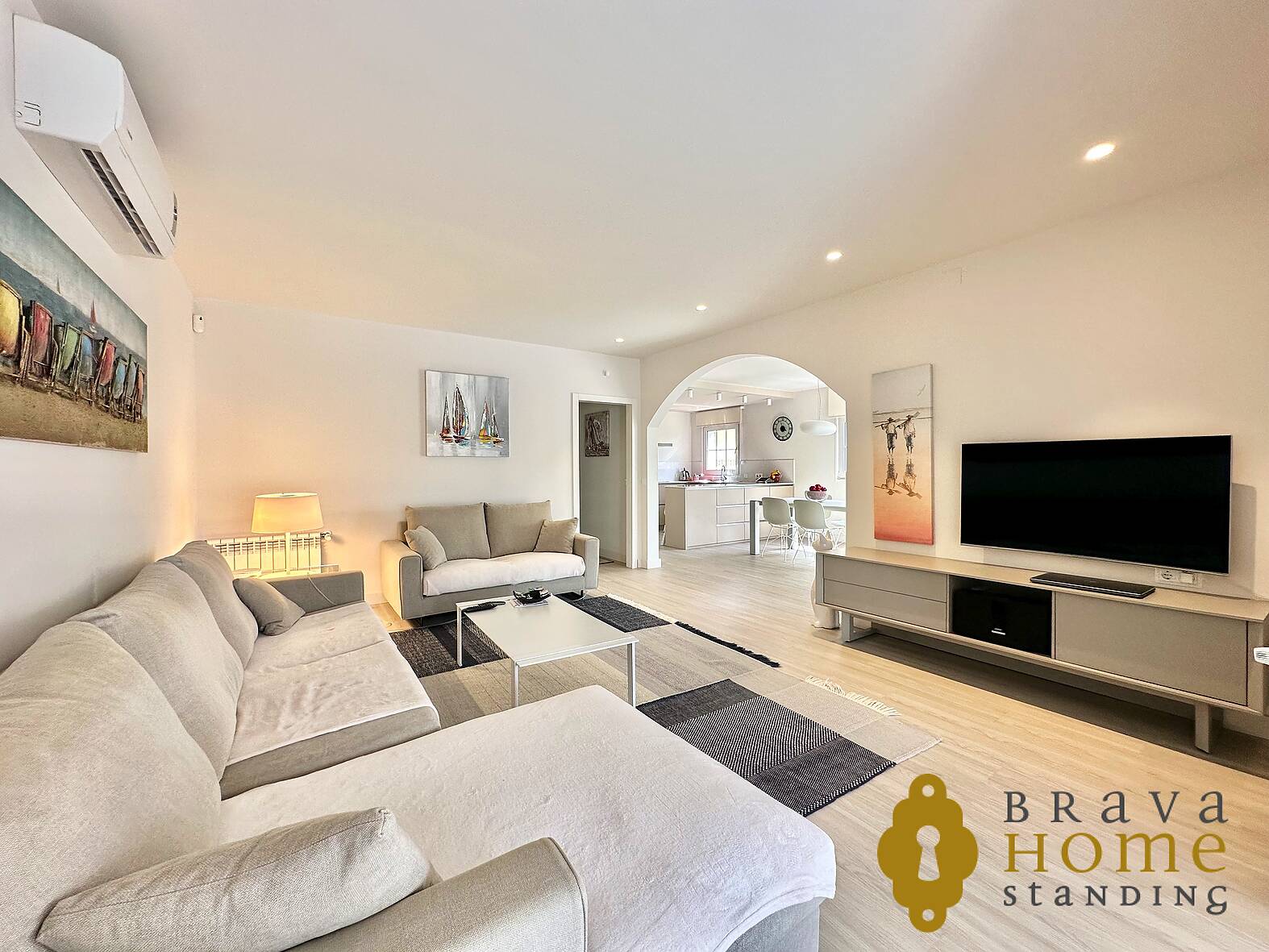 Villa with mooring and independent apartment for sale in Empuriabrava