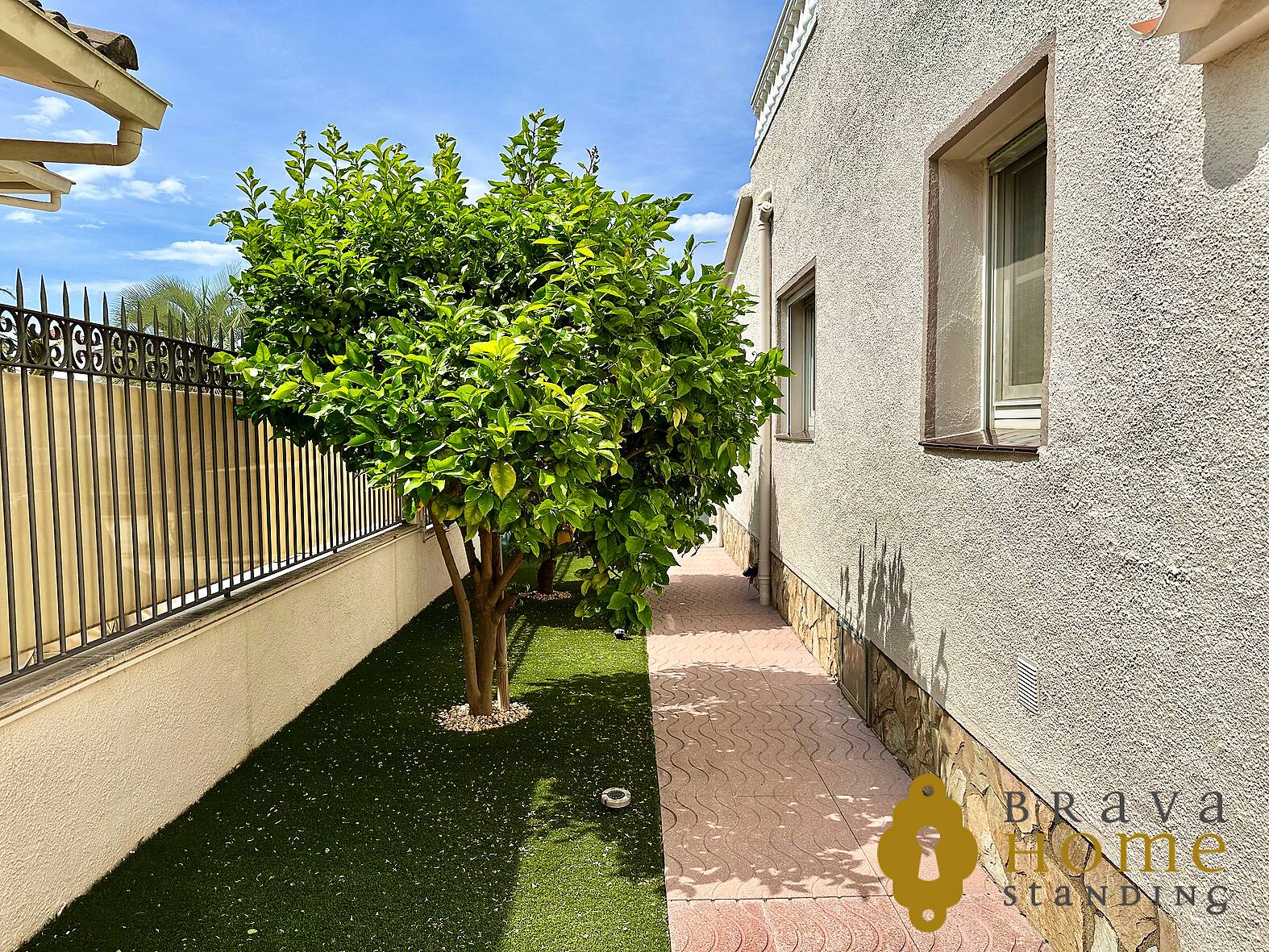 Villa with mooring and independent apartment for sale in Empuriabrava
