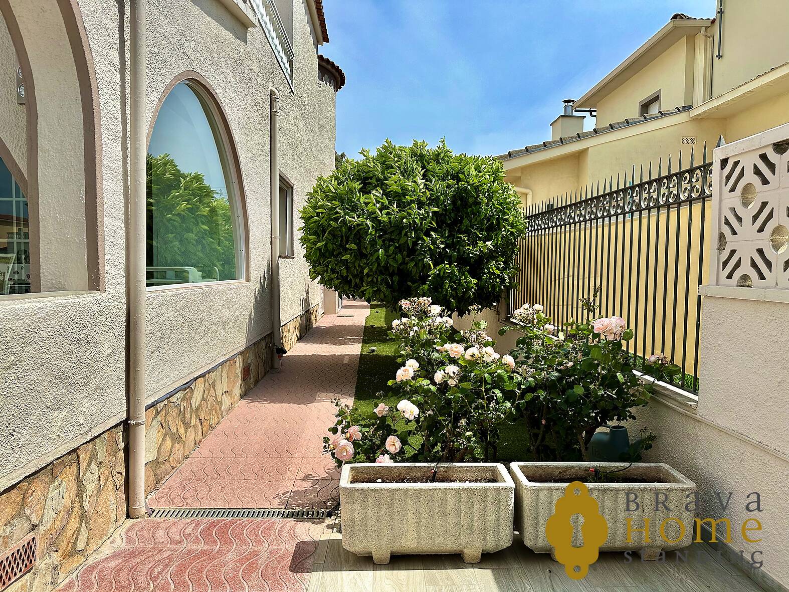 Villa with mooring and independent apartment for sale in Empuriabrava