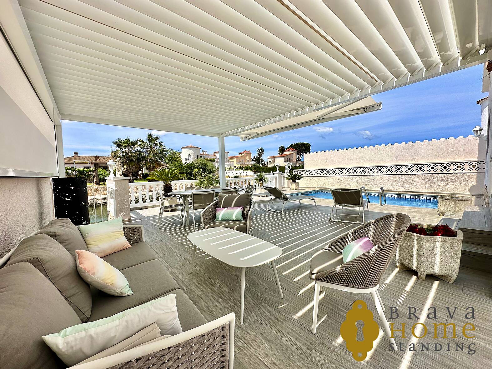 Villa with mooring and independent apartment for sale in Empuriabrava