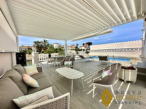 Villa with mooring and independent apartment for sale in Empuriabrava