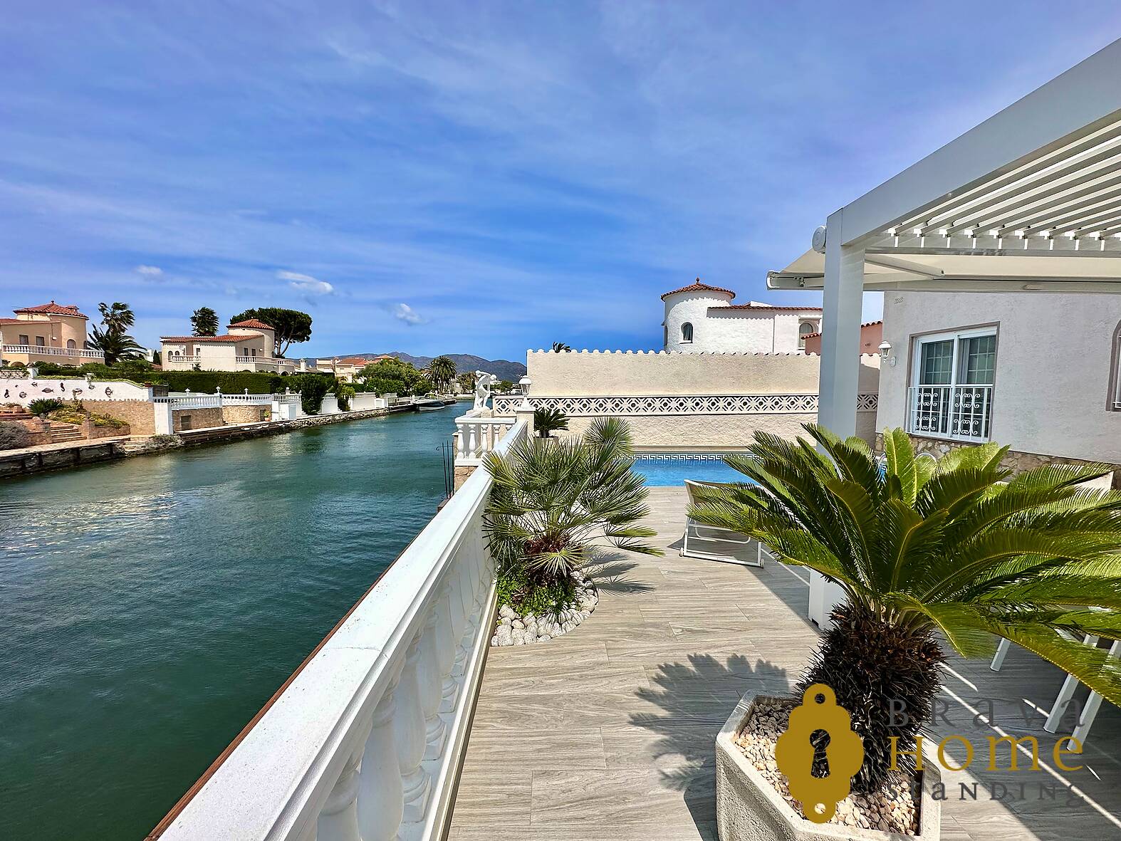 Villa with mooring and independent apartment for sale in Empuriabrava
