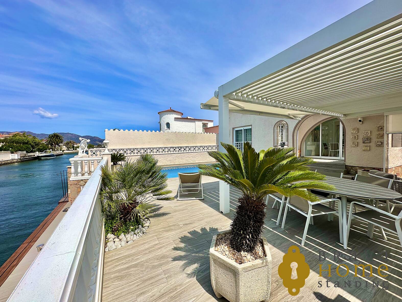 Villa with mooring and independent apartment for sale in Empuriabrava