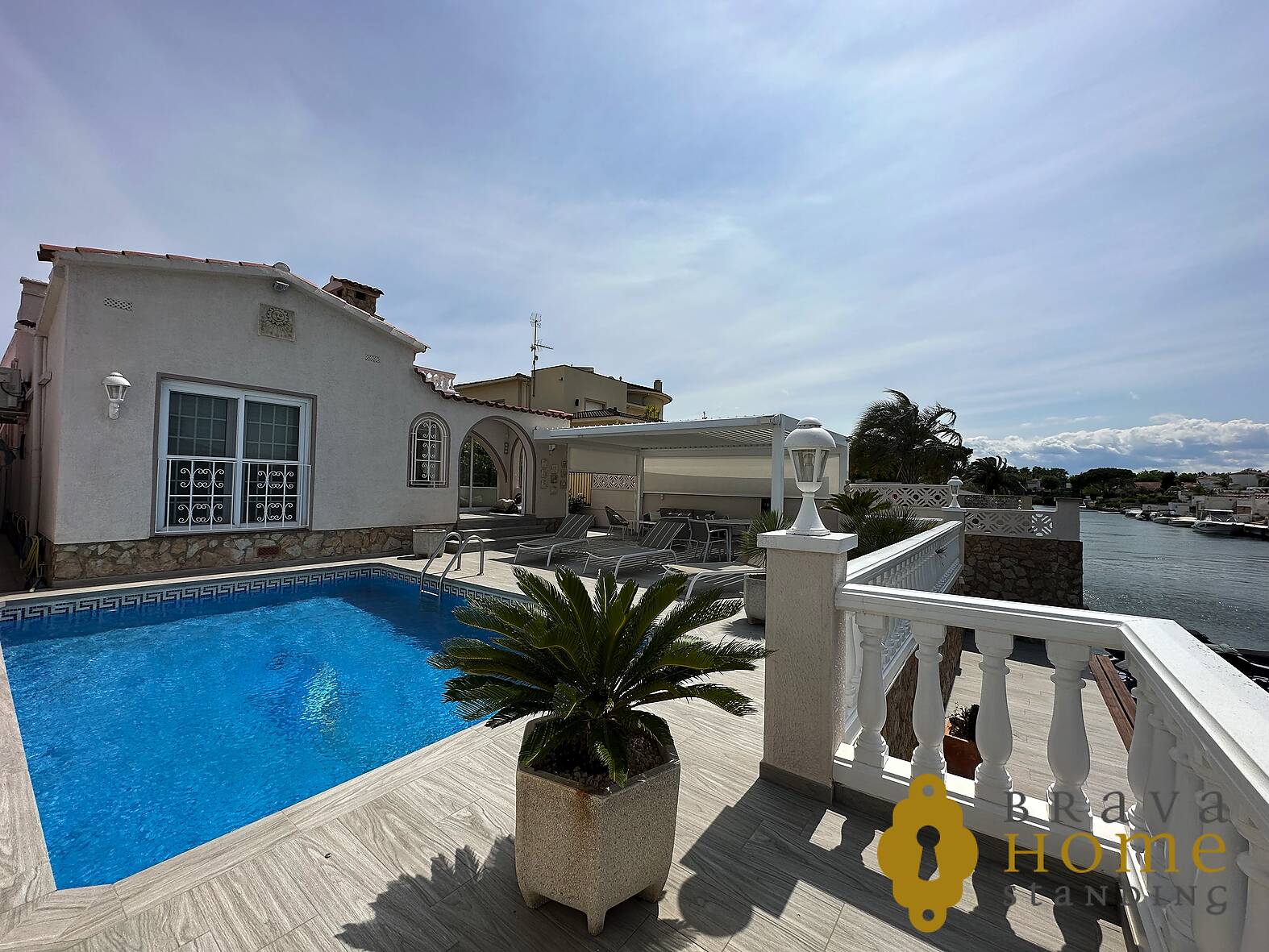 Villa with mooring and independent apartment for sale in Empuriabrava