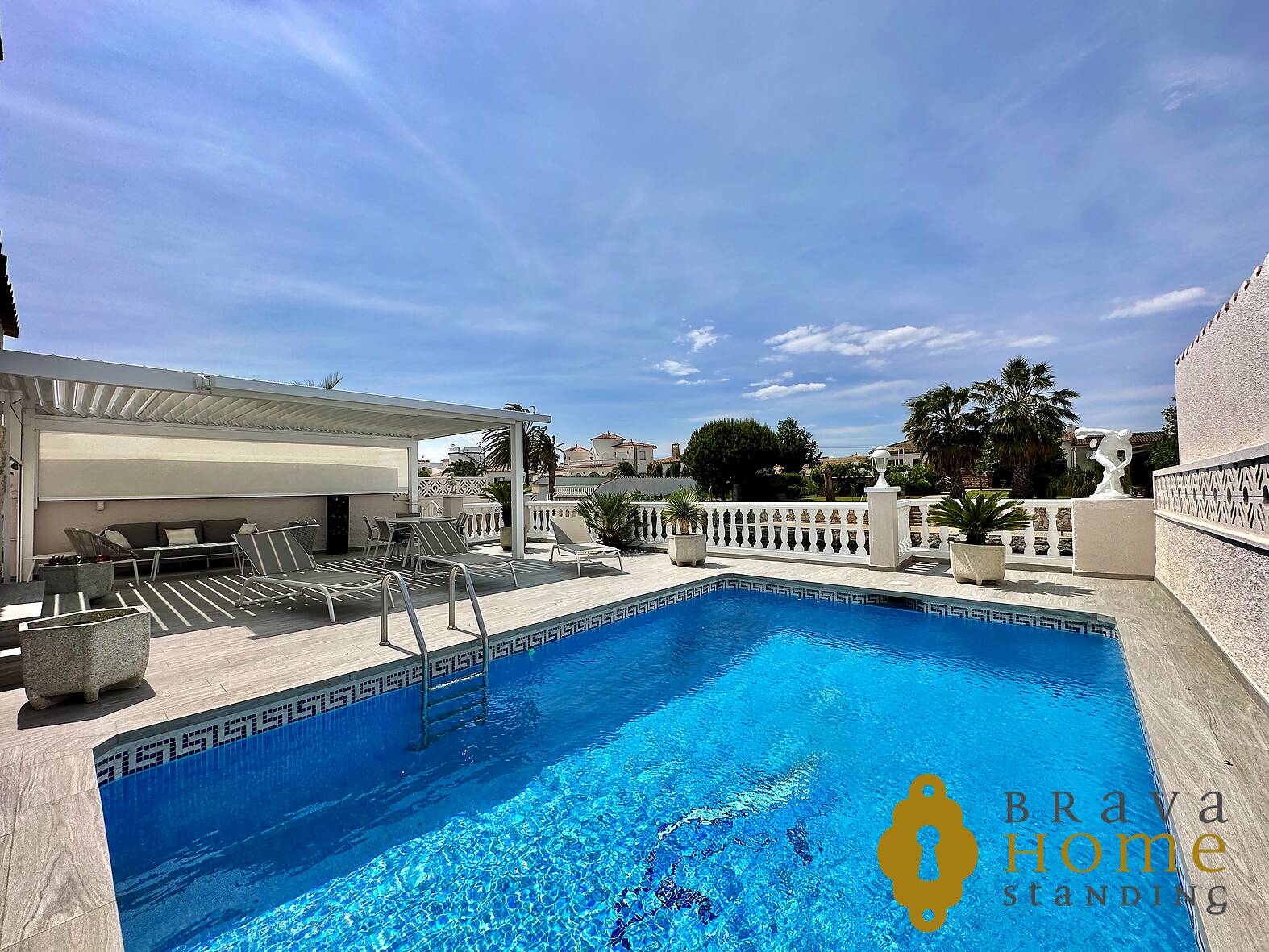 Villa with mooring and independent apartment for sale in Empuriabrava