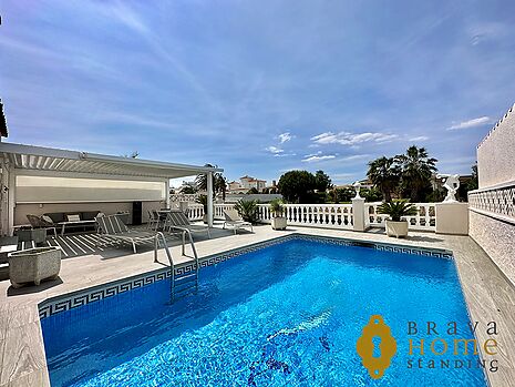 Villa with mooring and independent apartment for sale in Empuriabrava
