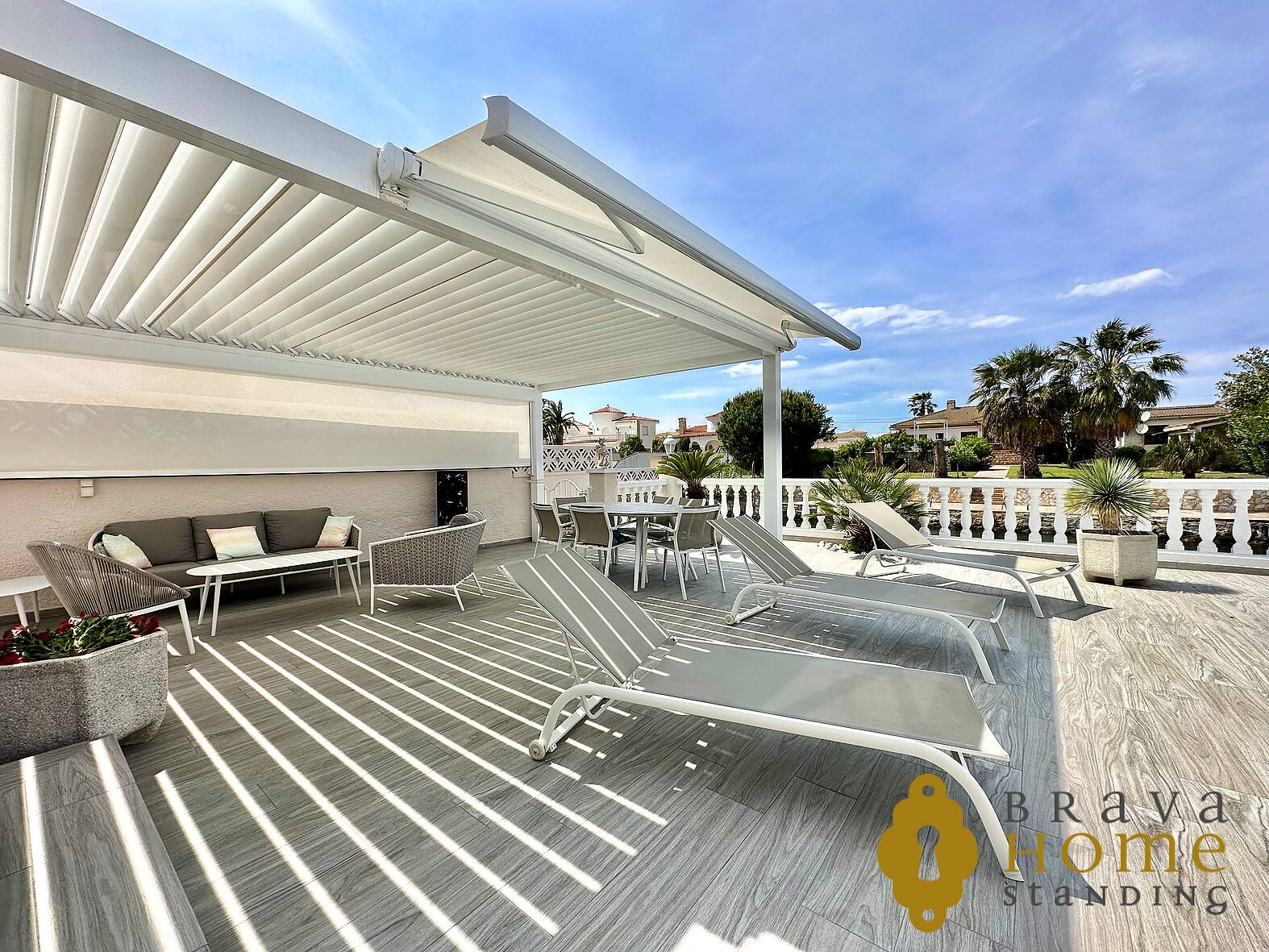 Villa with mooring and independent apartment for sale in Empuriabrava