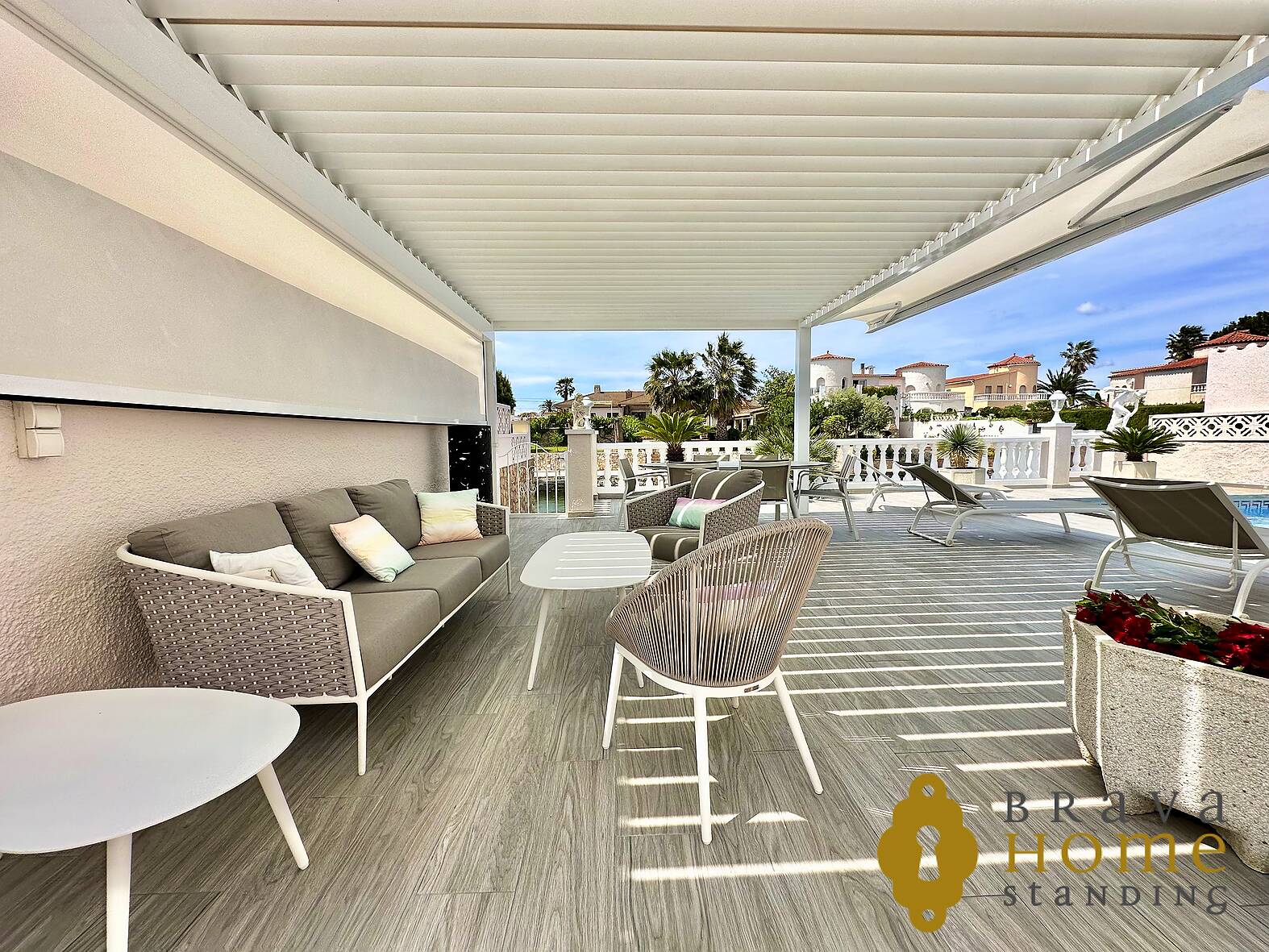 Villa with mooring and independent apartment for sale in Empuriabrava