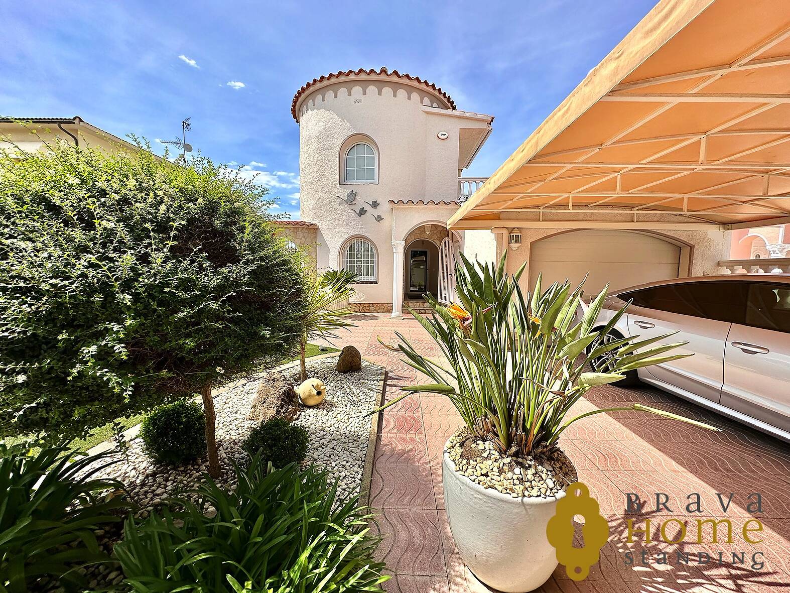 Villa with mooring and independent apartment for sale in Empuriabrava