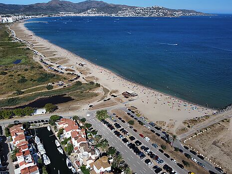 Fantastic house with mooring on the seafront in Empuriabrava