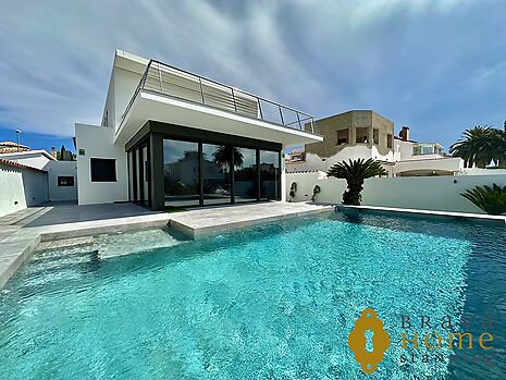 Newly built villa with pool and 14,50m mooring for sale in Empuriabrava