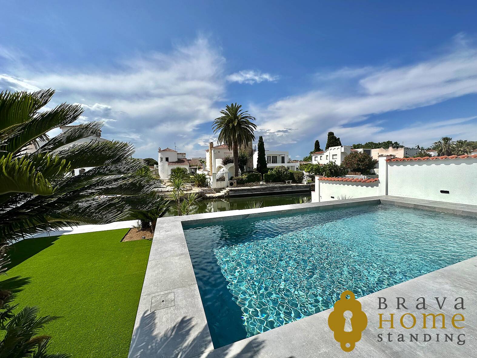 Newly built villa with pool and 14,50m mooring for sale in Empuriabrava