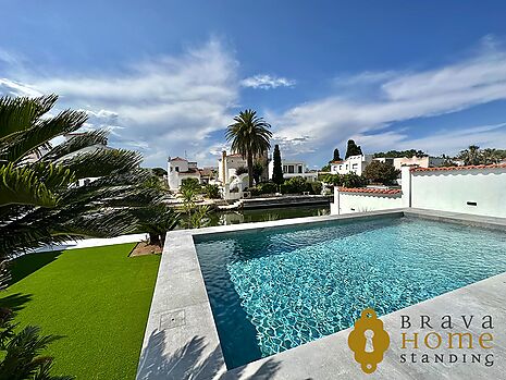 Newly built villa with pool and 14,50m mooring for sale in Empuriabrava