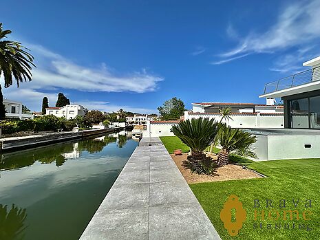 Newly built villa with pool and 14,50m mooring for sale in Empuriabrava