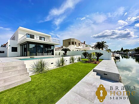 Newly built villa with pool and 14,50m mooring for sale in Empuriabrava