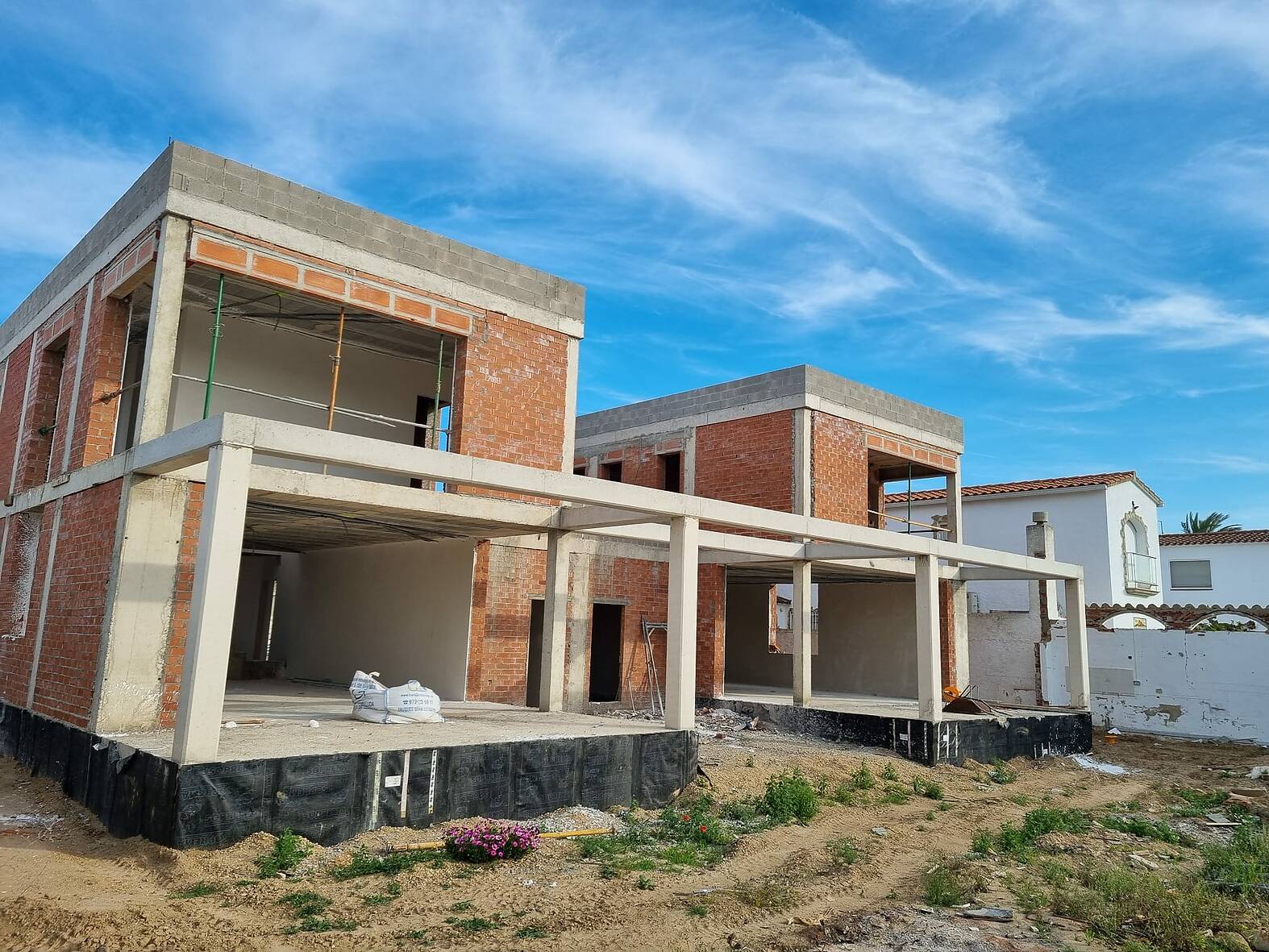 Magnifica casa de nueva construcción al canal en venta en Empuriabrava