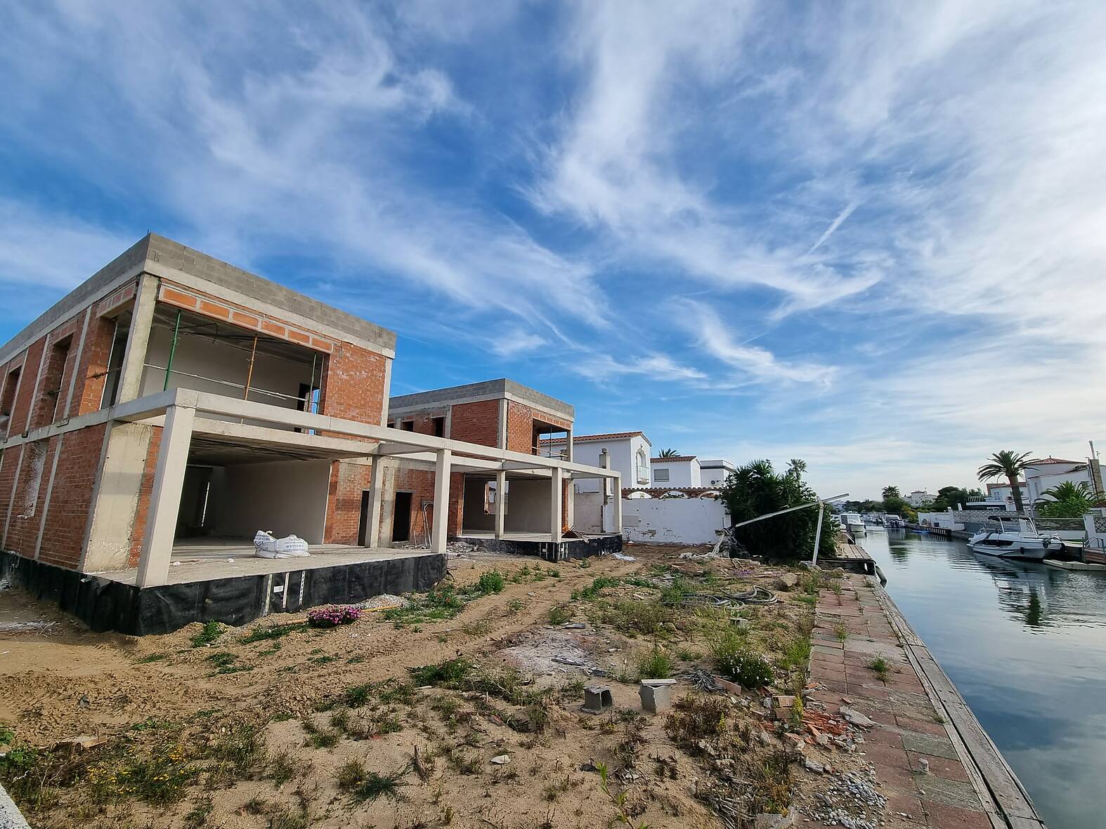 Magnifique villa de construction neuve au canal à Empuriabrava