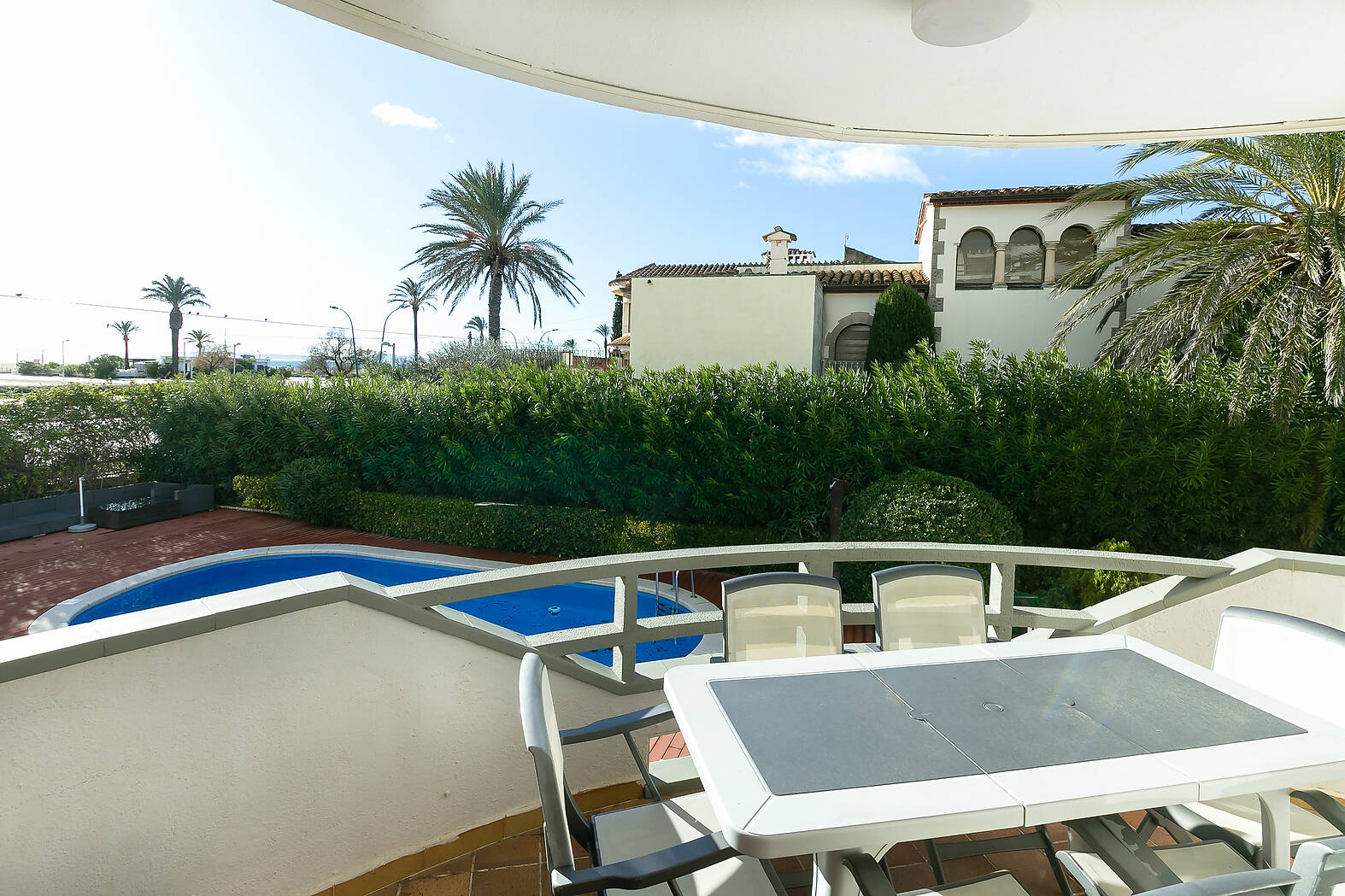 Residence of 6 houses with moorings and pool in Empuriabrava