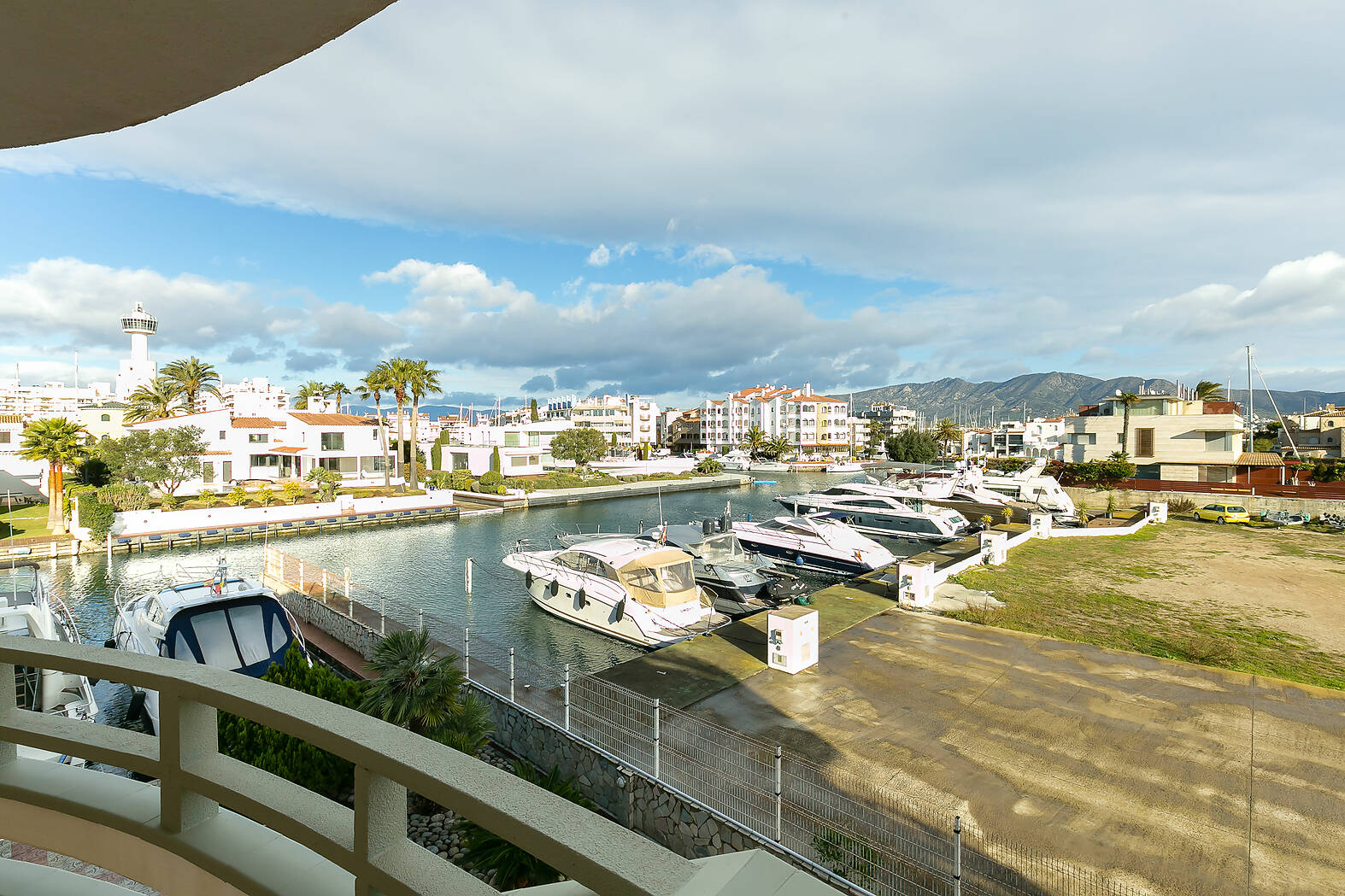 Residence of 6 houses with moorings and pool in Empuriabrava