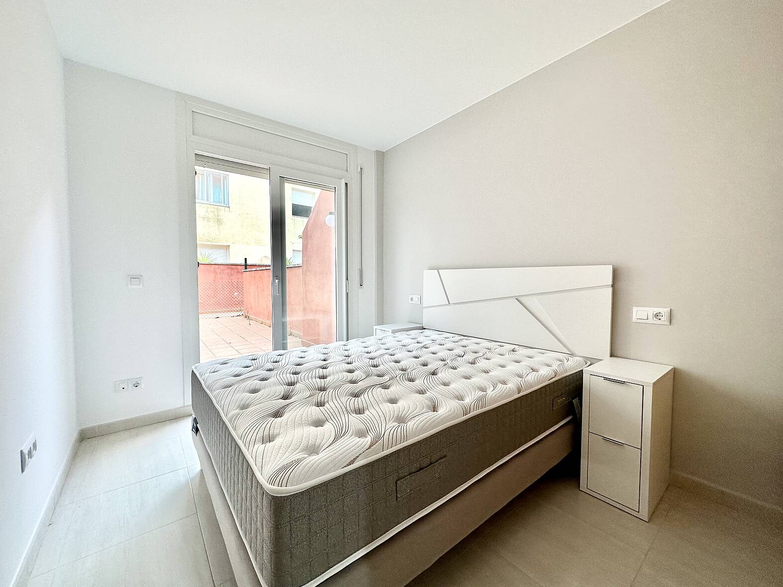 Beautiful apartment with parking and mountain views, for sale in Rosas