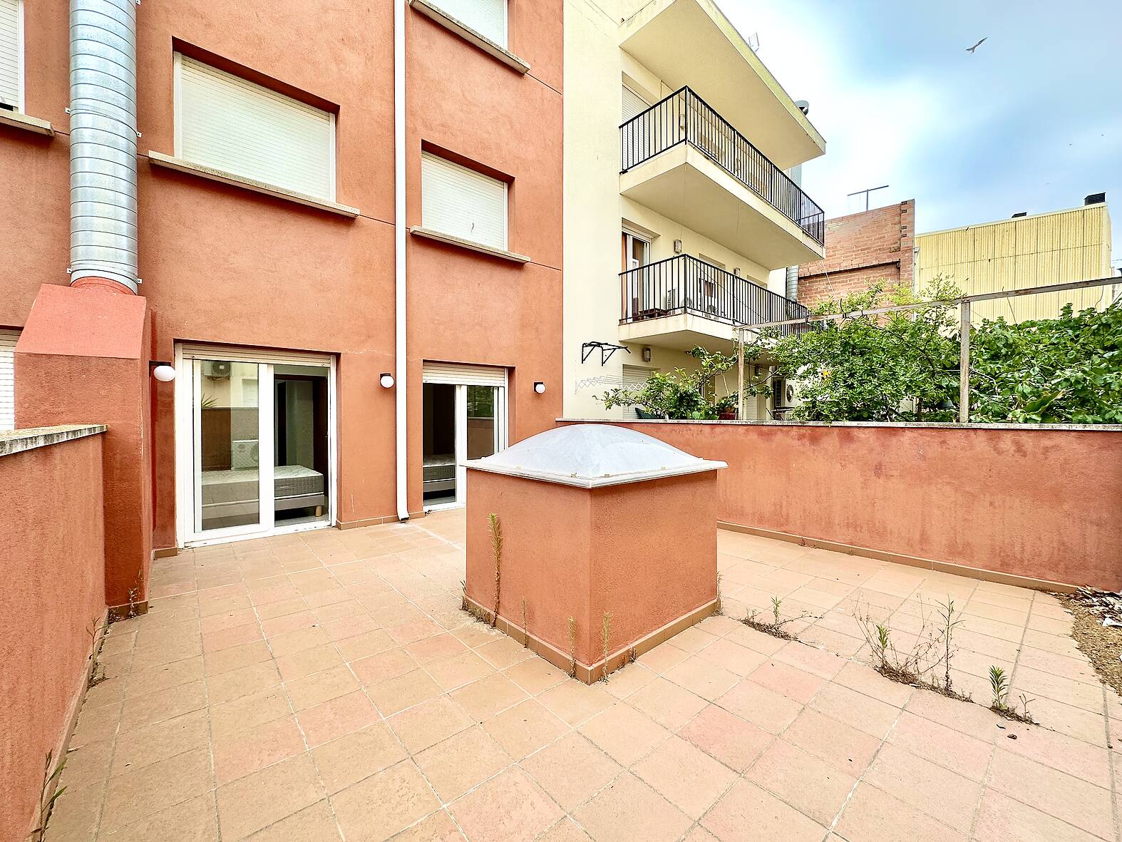 Beautiful apartment with parking and mountain views, for sale in Rosas