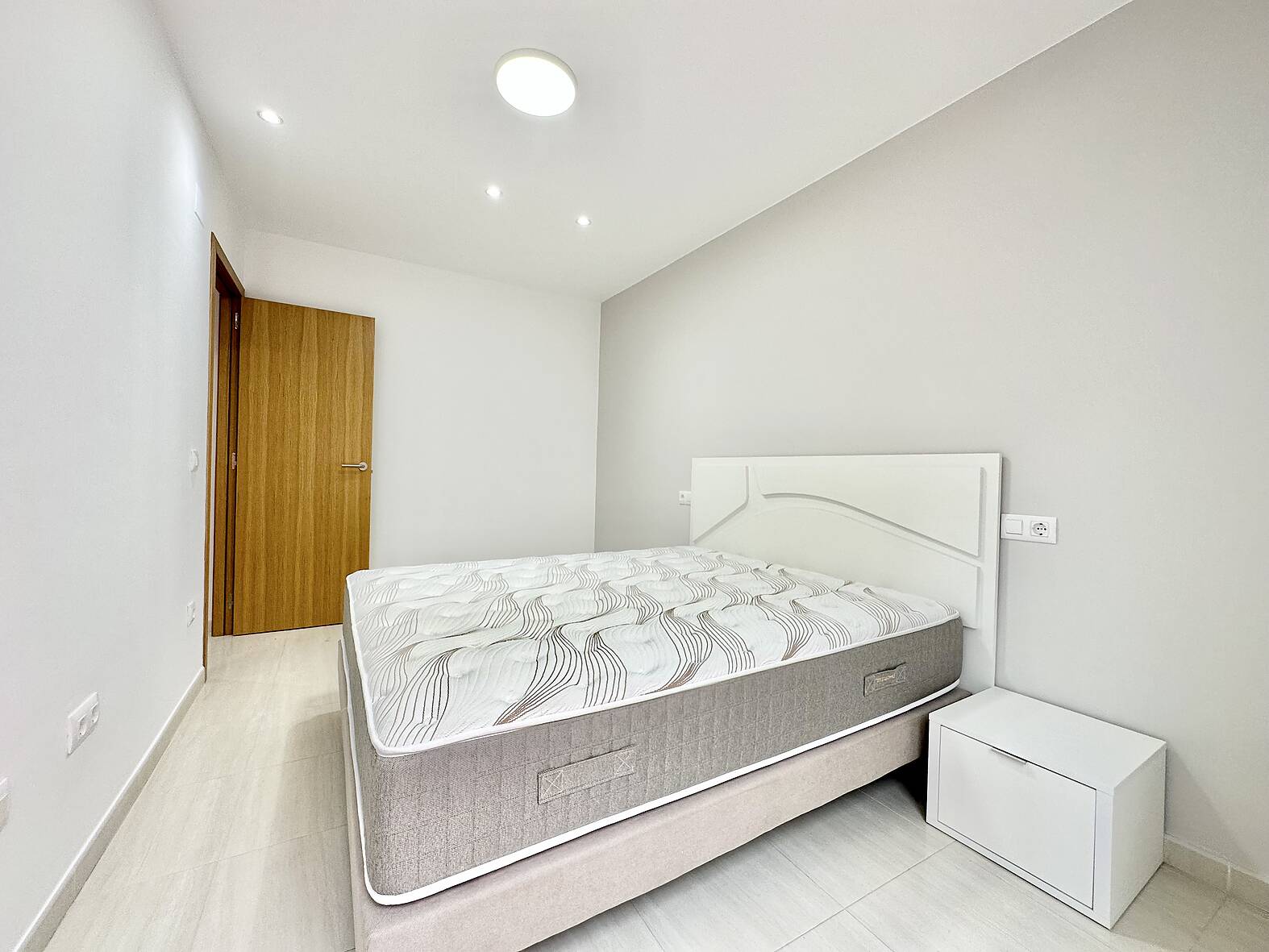 Beautiful apartment with parking and mountain views, for sale in Rosas