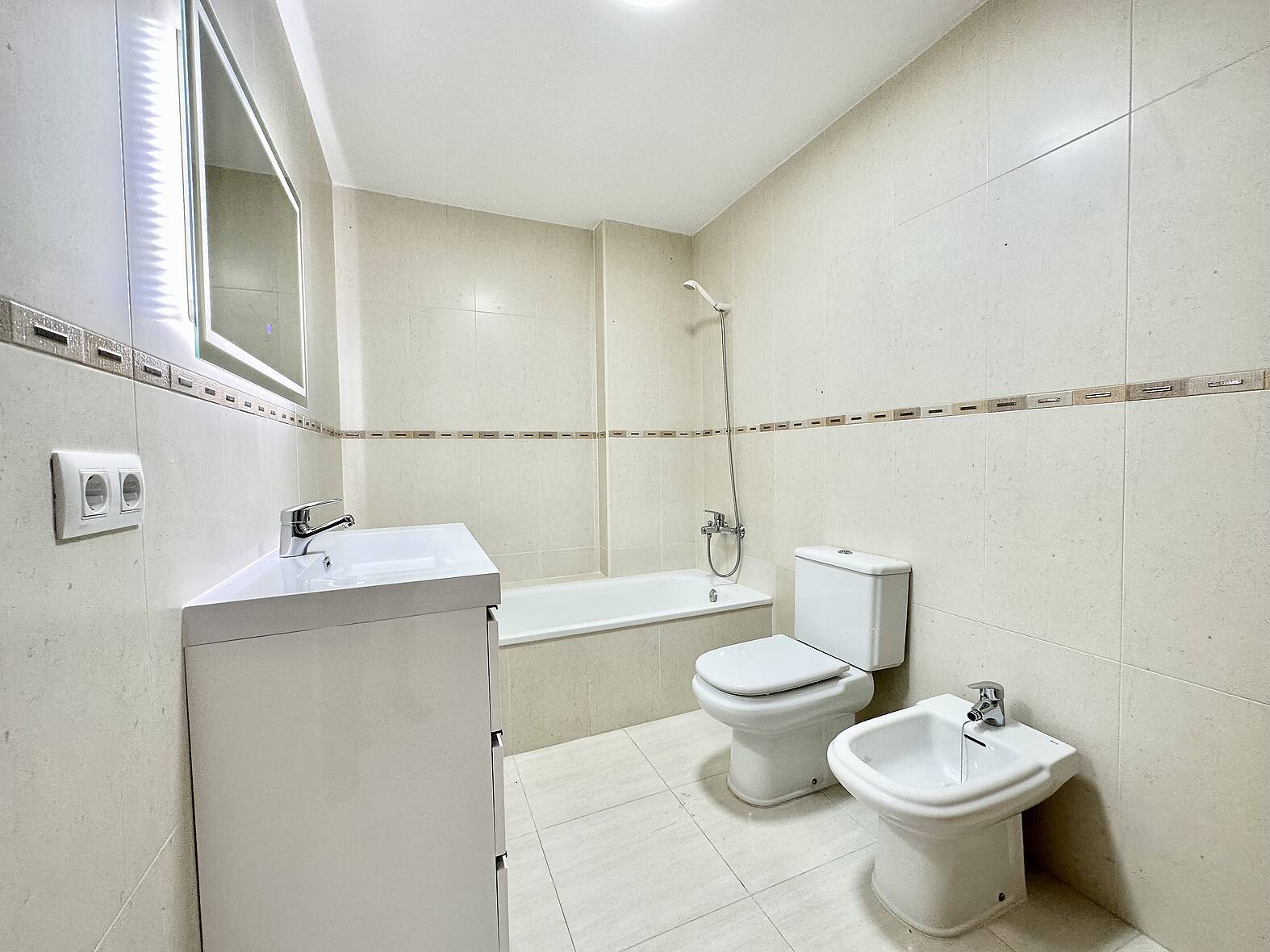 Beautiful apartment with parking and mountain views, for sale in Rosas