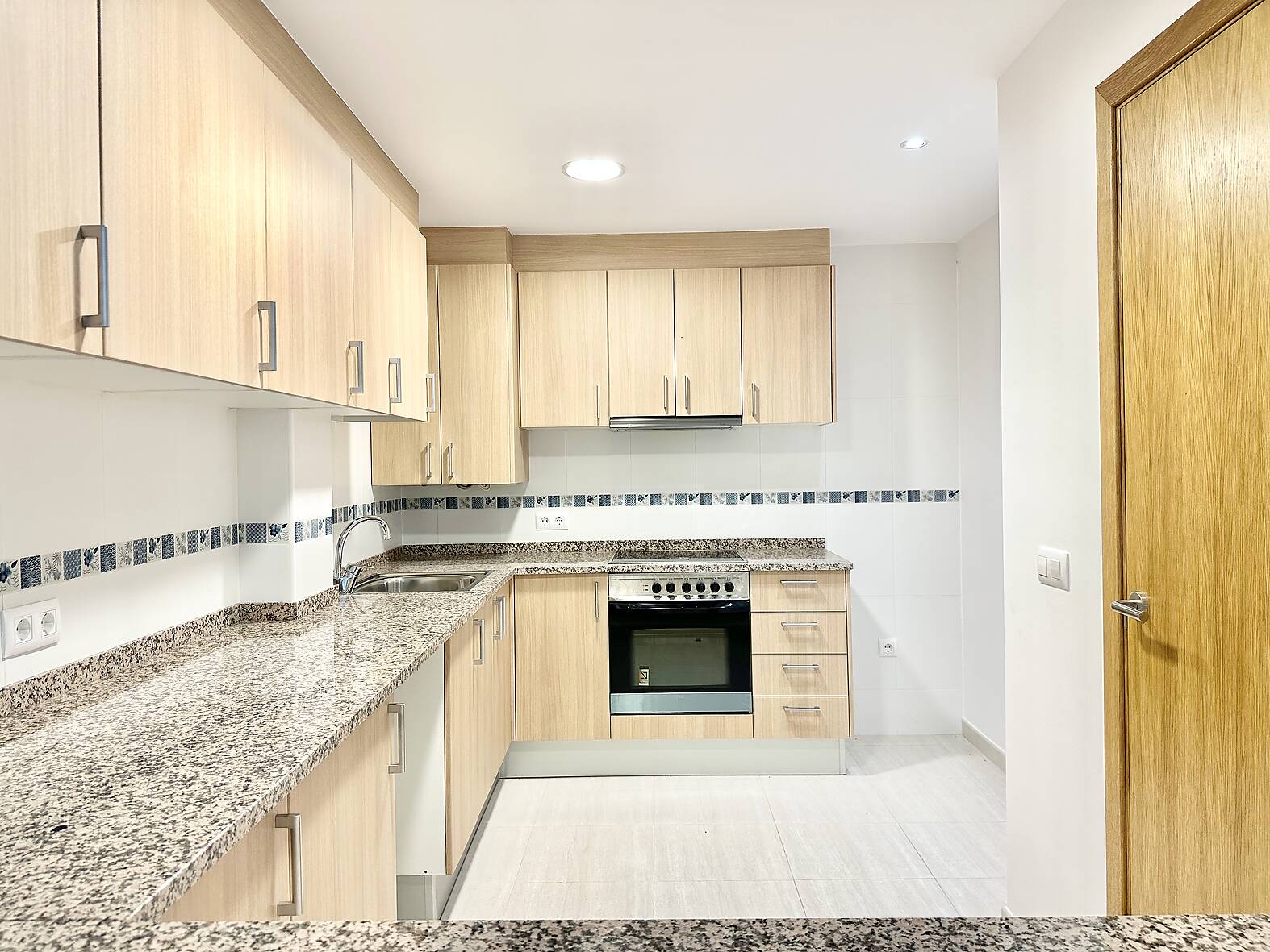 Beautiful apartment with parking and mountain views, for sale in Rosas