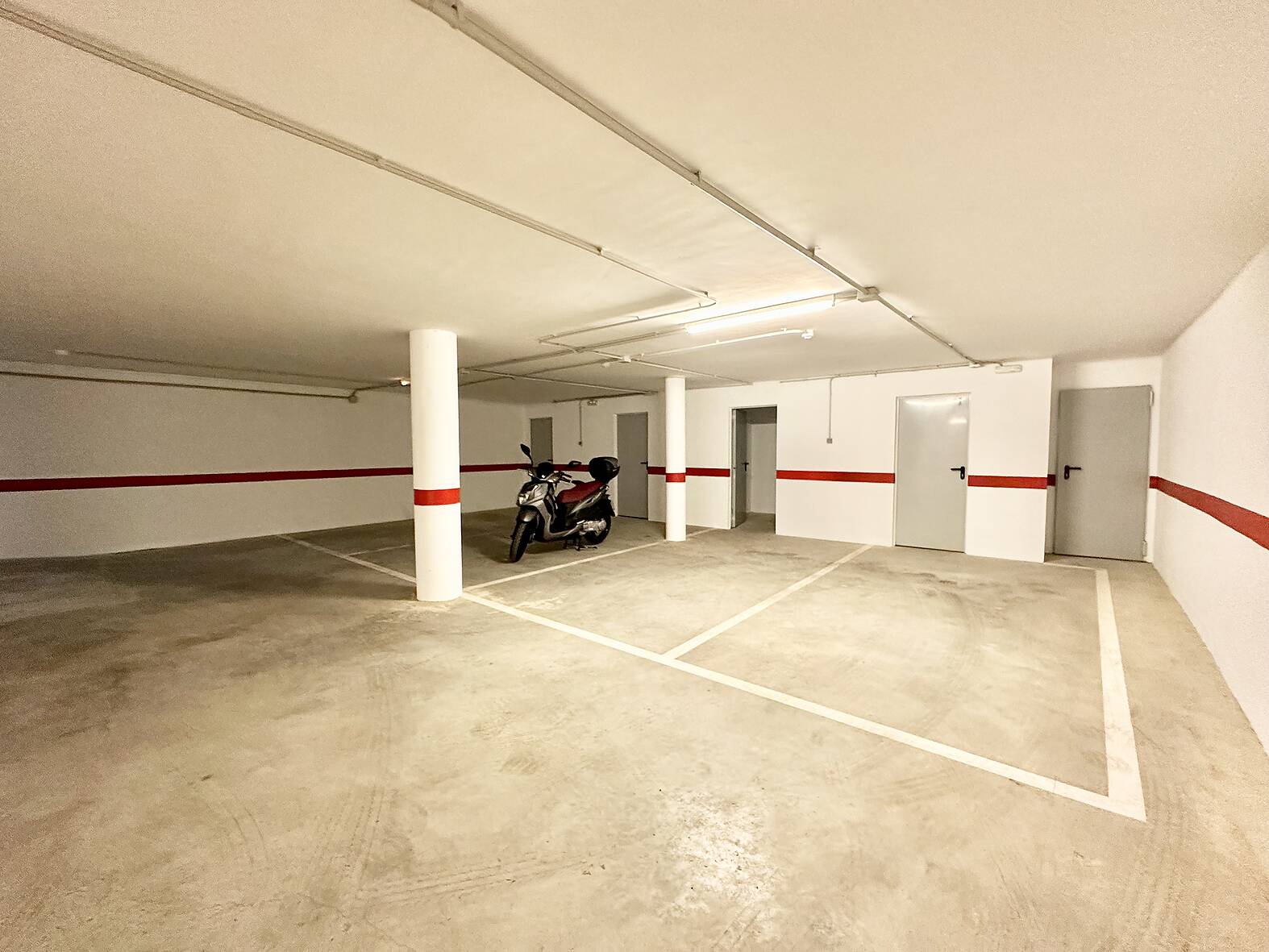 Beautiful apartment with parking and mountain views, for sale in Rosas