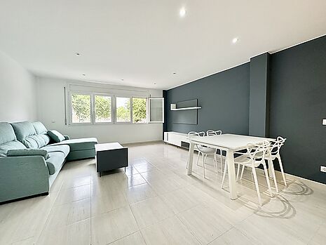 Precioso apartamento con vistas a la montaña, en venta en Rosas