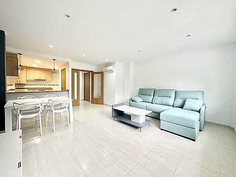 Precioso apartamento con vistas a la montaña, en venta en Rosas