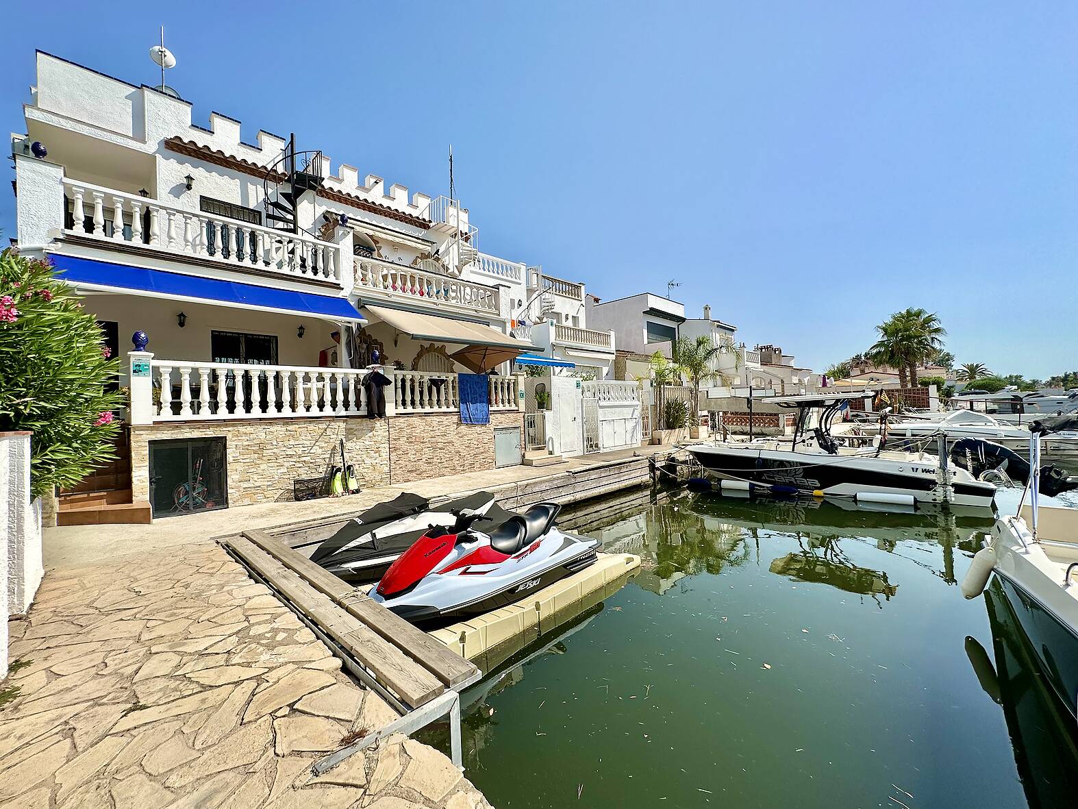 Preciosa casa reformada con amarre en Empuriabrava