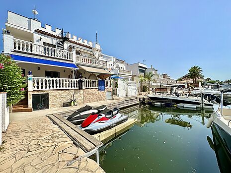 Preciosa casa reformada con amarre en Empuriabrava