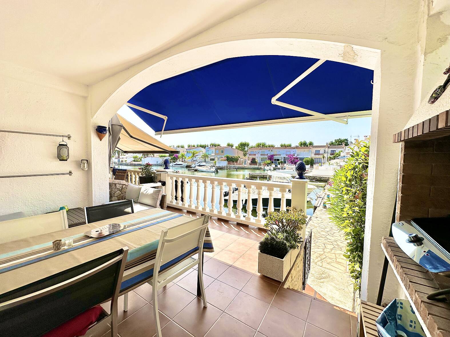 Preciosa casa reformada con amarre en Empuriabrava