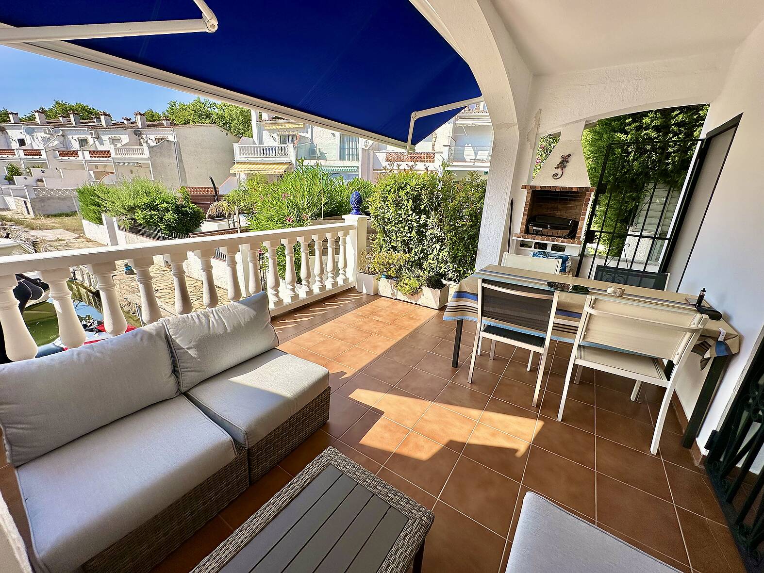 Preciosa casa reformada con amarre en Empuriabrava