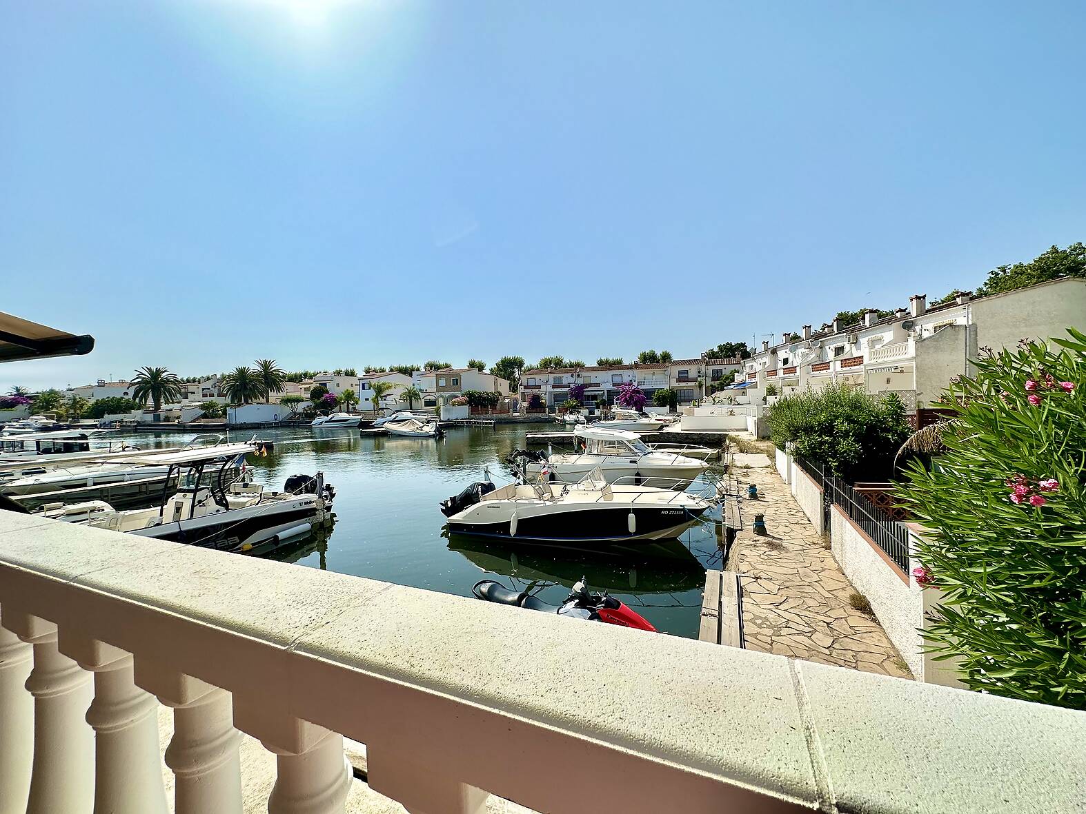 Preciosa casa reformada con amarre en Empuriabrava