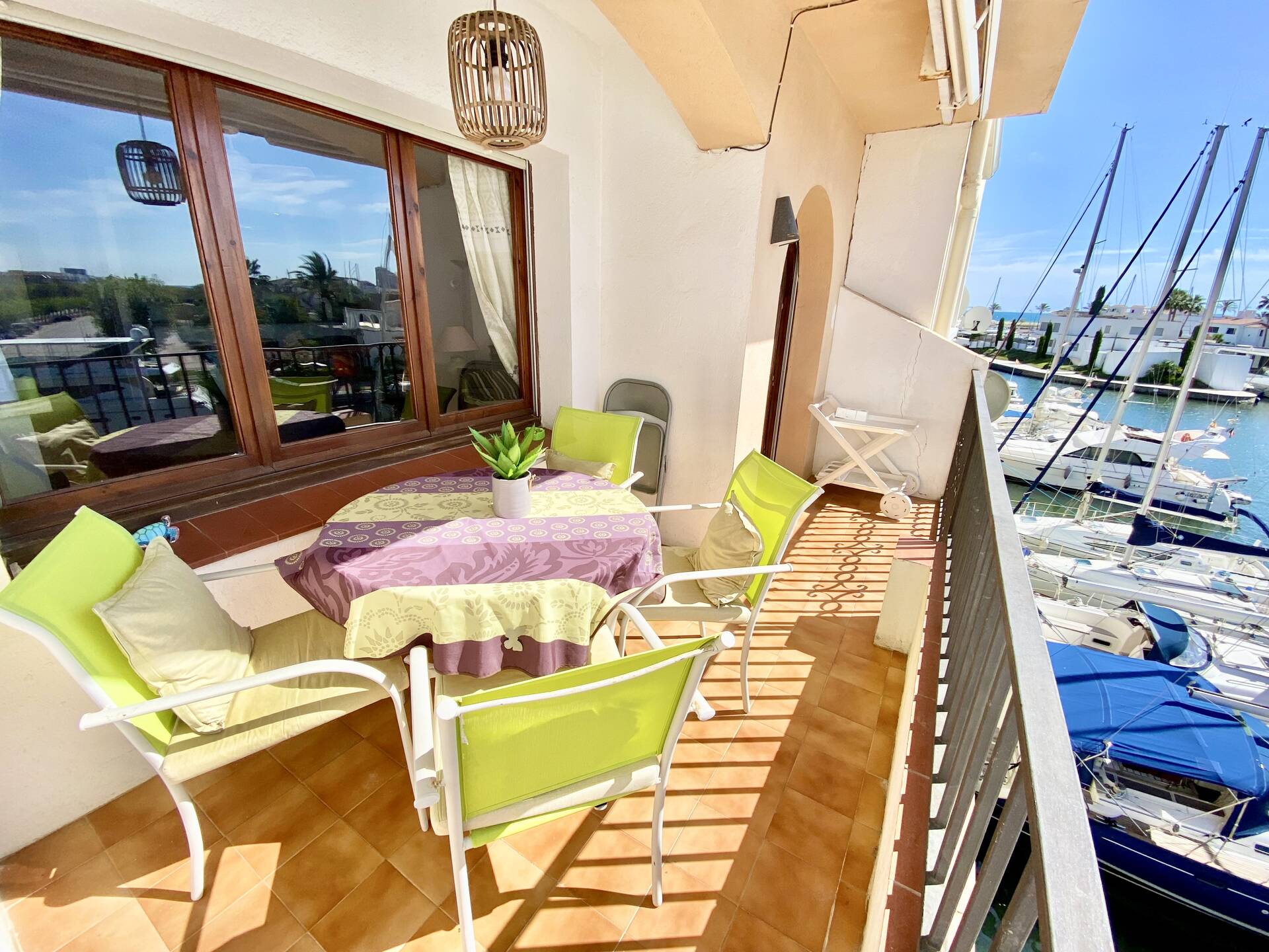 Precioso apartamento con vistas al canal en venta en Empuriabrava