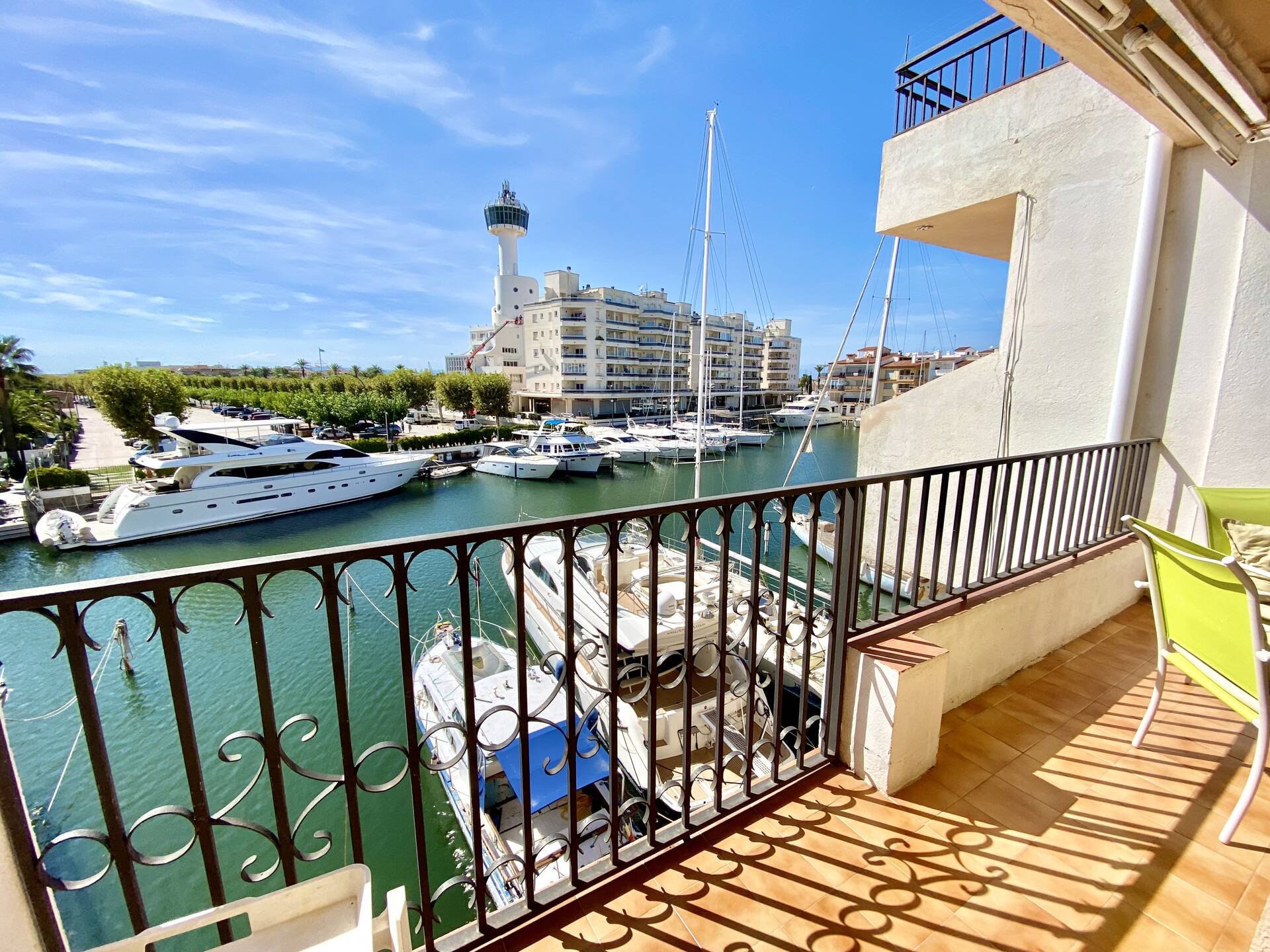 Beautiful apartment with views over the canal for sale in Empuriabrava