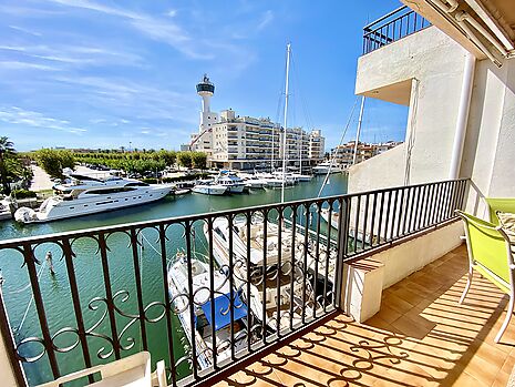 Precioso apartamento con vistas al canal en venta en Empuriabrava