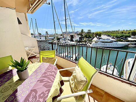 Precioso apartamento con vistas al canal en venta en Empuriabrava