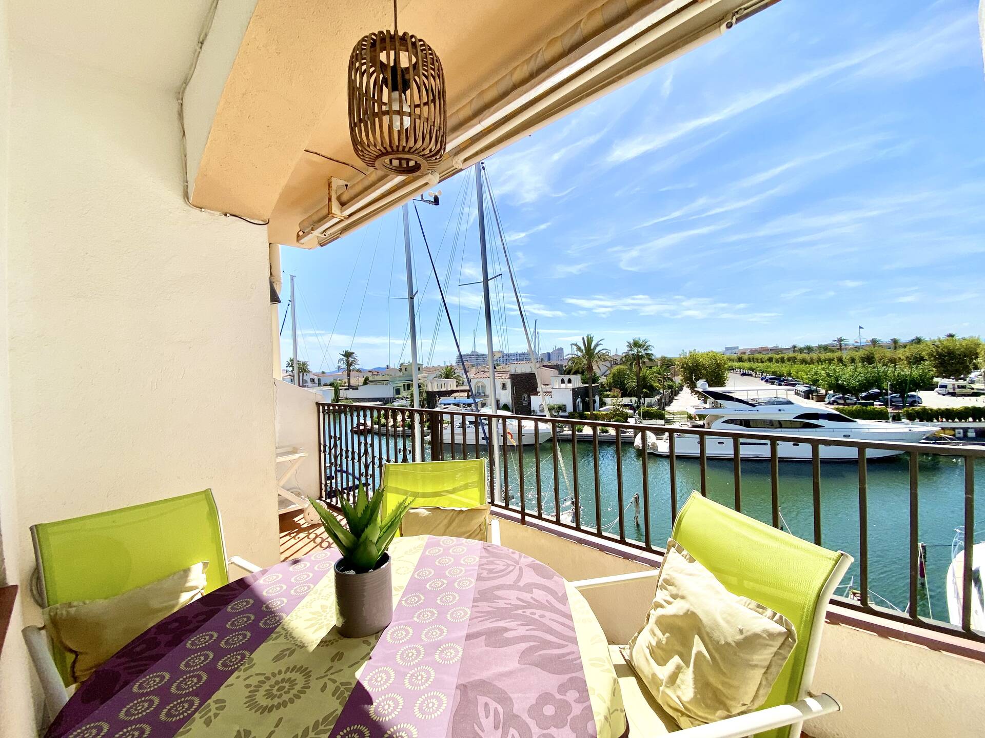 Precioso apartamento con vistas al canal en venta en Empuriabrava