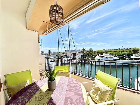 Precioso apartamento con vistas al canal en venta en Empuriabrava