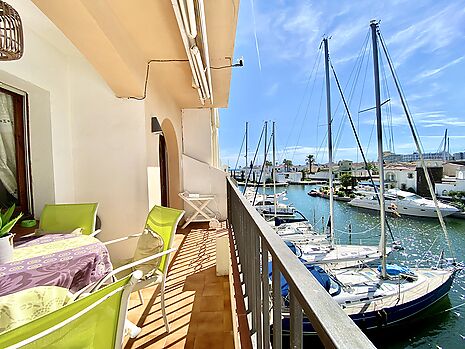 Precioso apartamento con vistas al canal en venta en Empuriabrava