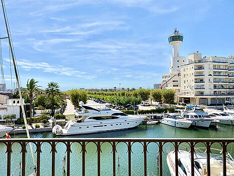 Precioso apartamento con vistas al canal en venta en Empuriabrava