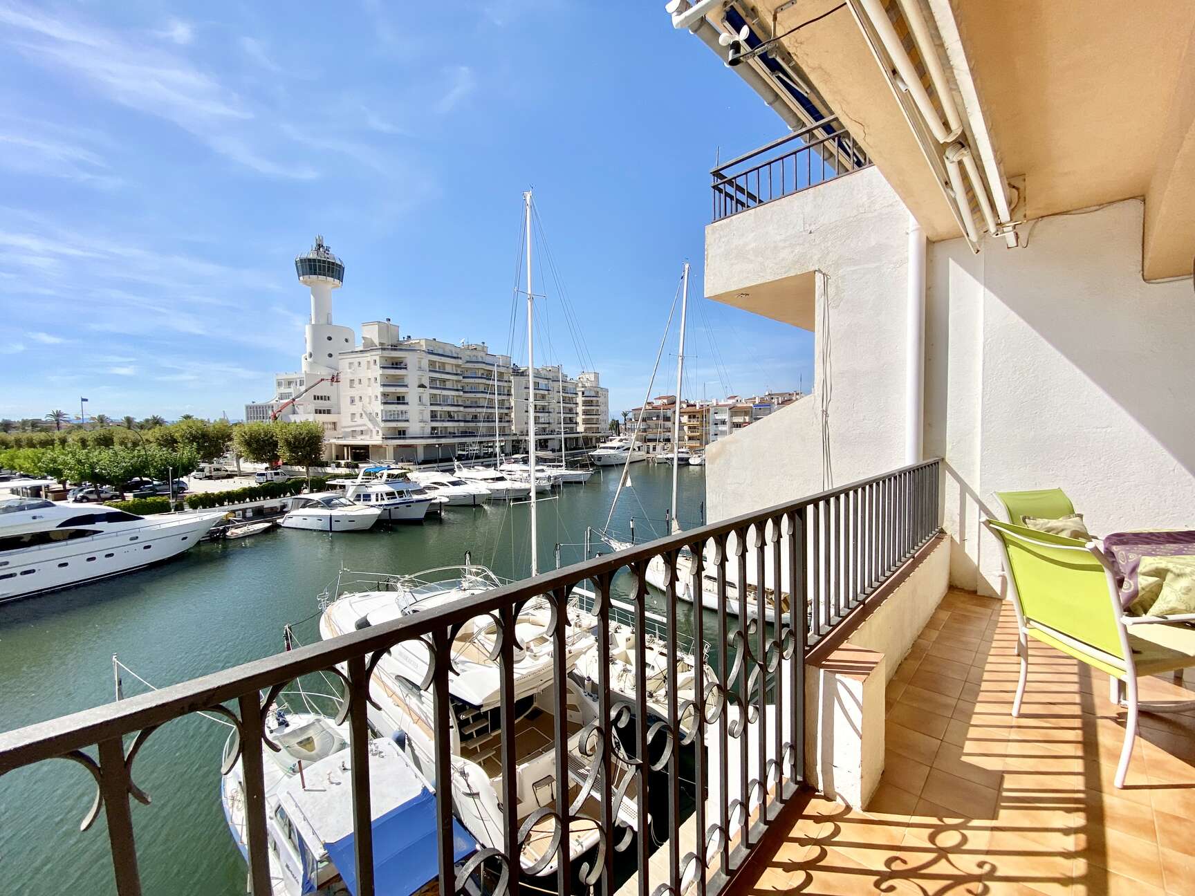 Beautiful apartment with views over the canal for sale in Empuriabrava