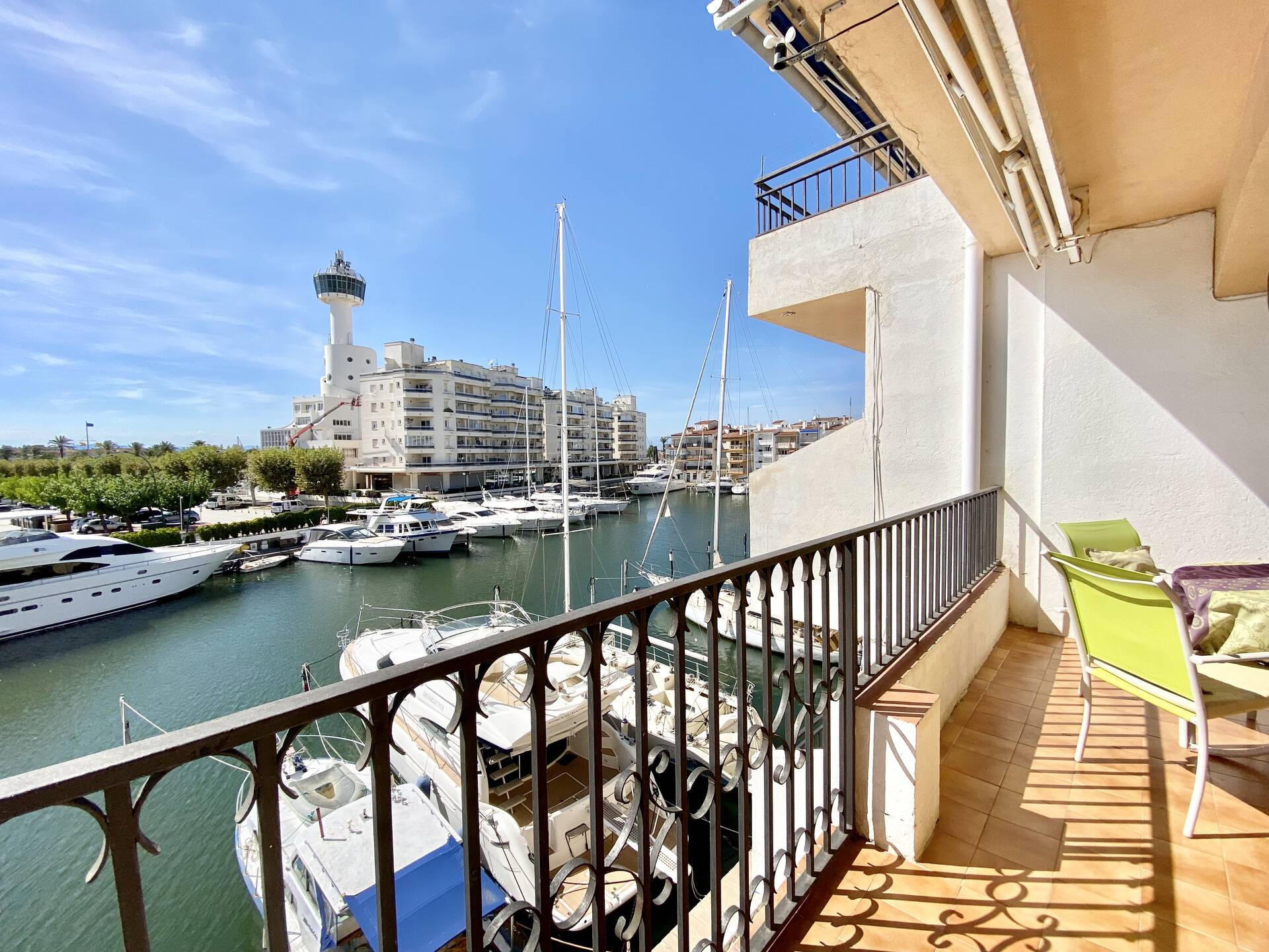 Preciós apartament amb vistes al canal en venda a Empuriabrava