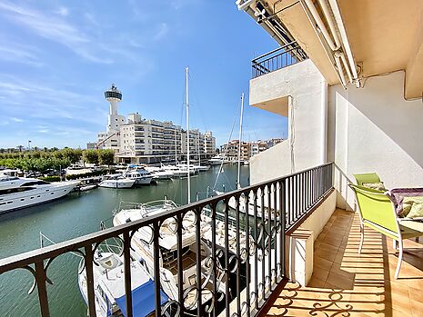 Preciós apartament amb vistes al canal en venda a Empuriabrava